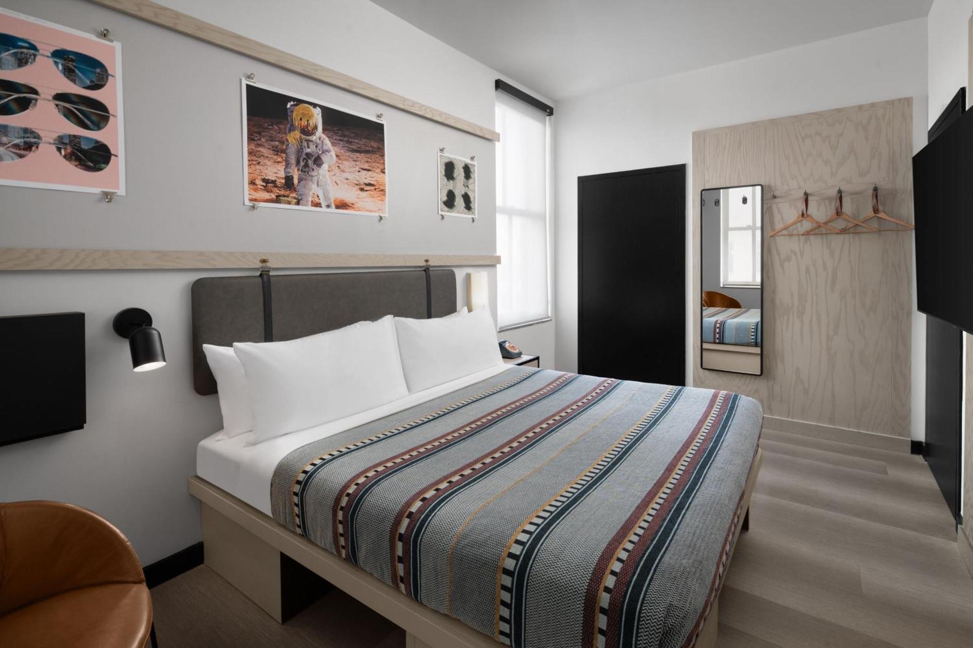 Moxy Downtown 4*